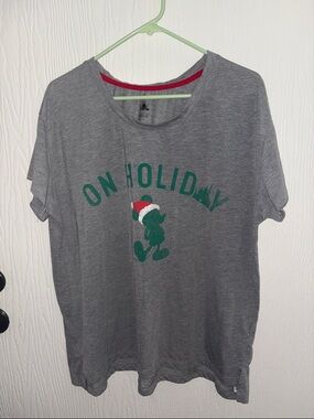 Disney “On Holiday” Men’s XL Christmas Tee